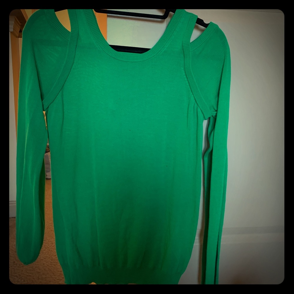 Green cut out top, perfect for Christmas!